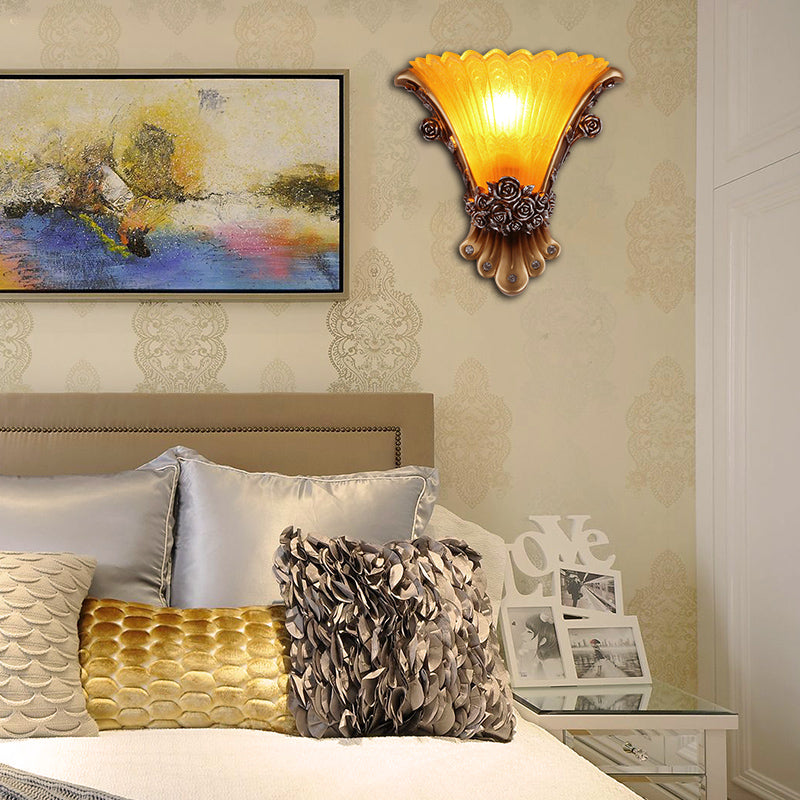 Frendorf | 1 Licht Wandlamp met Uitlopende Kap Geel Glas Modernistische Stijl Slaapkamer Wandlamp Wandlicht met Rozen Deco