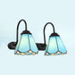 Frendorf | Schwarzes 2 Köpfe Wandlicht Vanity Tiffany Weiß/Blaue Glas-Kegel Wandleuchte für Schlafzimmer