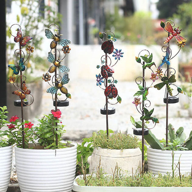 Frendorf | GardenGlow Solar Gartenleuchte | Metall-Design | Schmetterling, Libelle, Kolibri | Landschaftsbeleuchtung