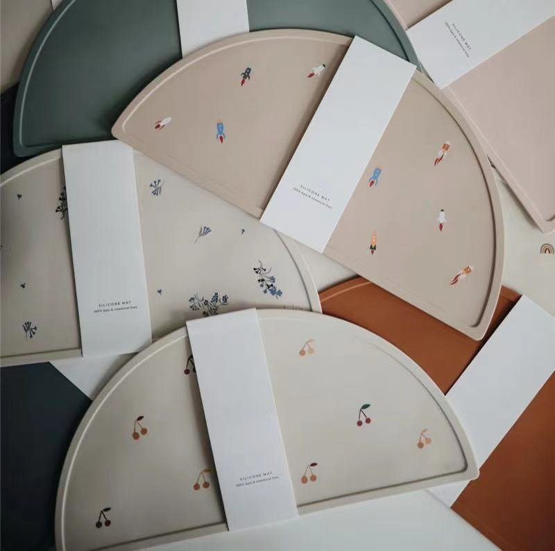 Frendorf | Silikon Platzset für Kinder – Rutschfeste Tischunterlage in Halbmondform