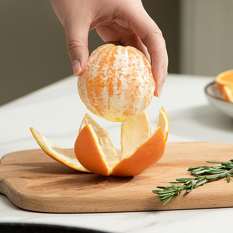 Multifunktionswerkzeug zum Schalen von Obst in der Küche