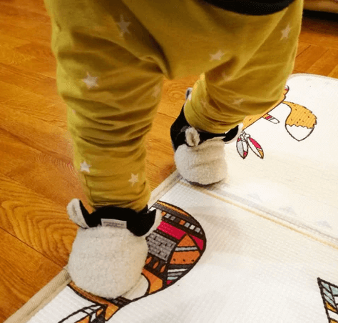 Frendorf | Weiche rutschfeste Lauflernschuhe für Babys mit Lamm-Motiv – Schrittchenwarm