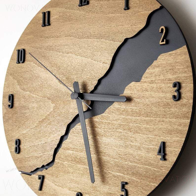 RusticEdge – Einzigartige Wanduhr mit rissiger Holzoberfläche und rustikaler Eleganz