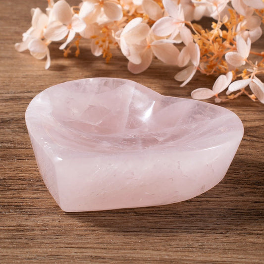 Herzförmige Schale aus Rosenquarzkristall