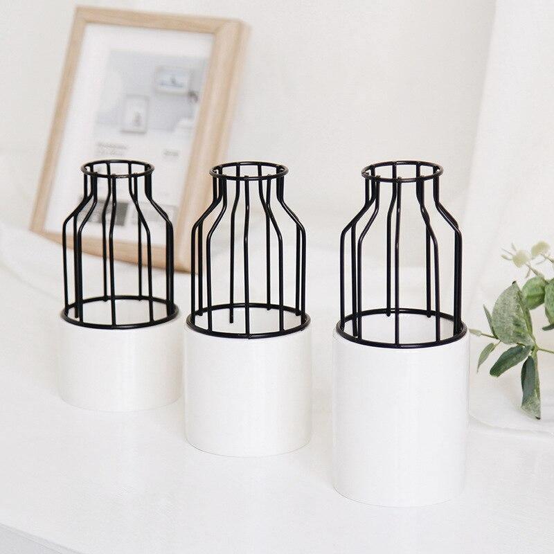 Frendorf | Artévo Eisen-Keramik Design Vase | Modernes Gittermuster | Elegante Dekoration | Für Wohnzimmer & Büro