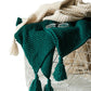 Gestrickte Wolldecke mit Quasten - NordicCozy