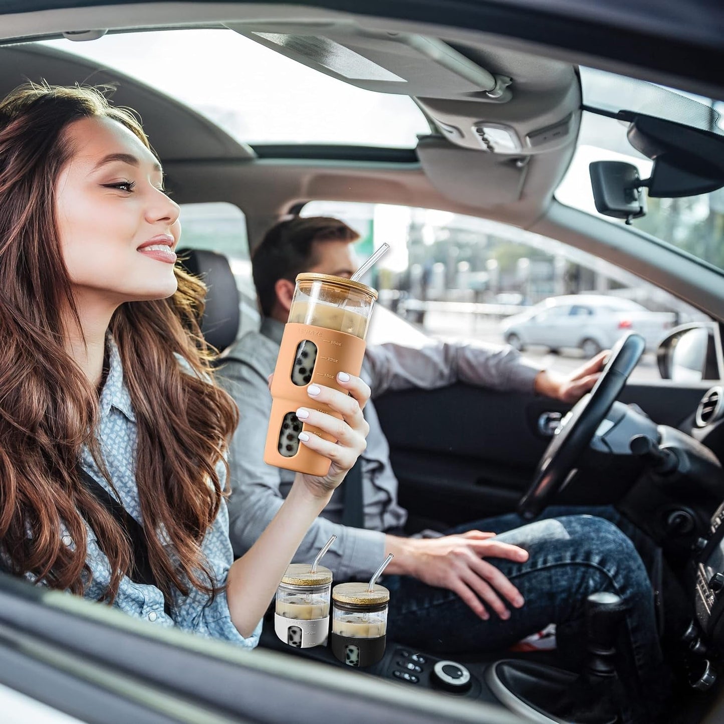 Frendorf | 32Oz Trinkglas Tumbler mit Bambusdeckel und Strohhalm - Silikonhülle - Passt in den Getränkehalter im Auto - Wiederverwendbarer Boba-Smoothie-Becher, auslaufsichere Reisewasserflasche, Iced Coffee Tumbler, BPA-frei - Amber.