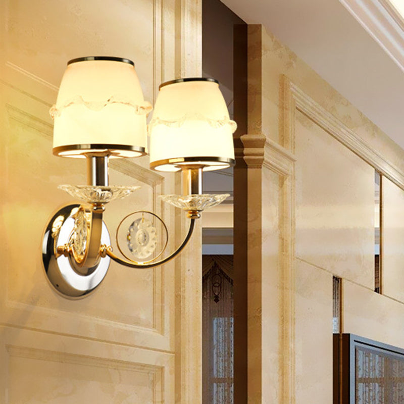 Frendorf | 1/2-Bulb Curving Wall Light Traditionelle Weiße Metall LED-Wandlampe mit Kristallakzent