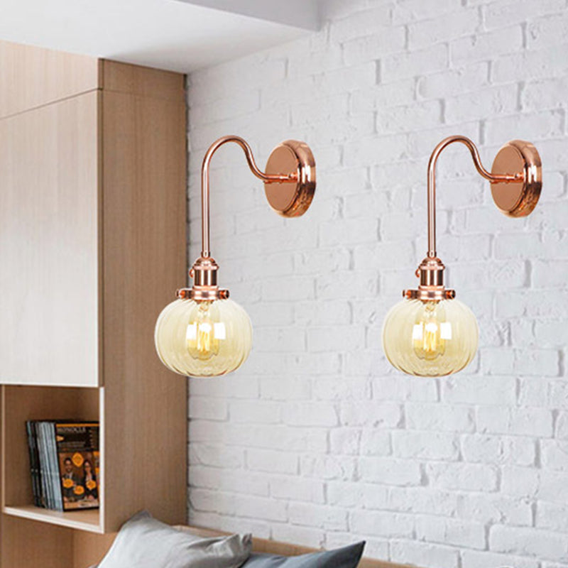 Frendorf | Vintage Globe Wandverlichting 1 Licht Duidelijk/Amber Glas Wandlamp in Koper met Bochtige Arm