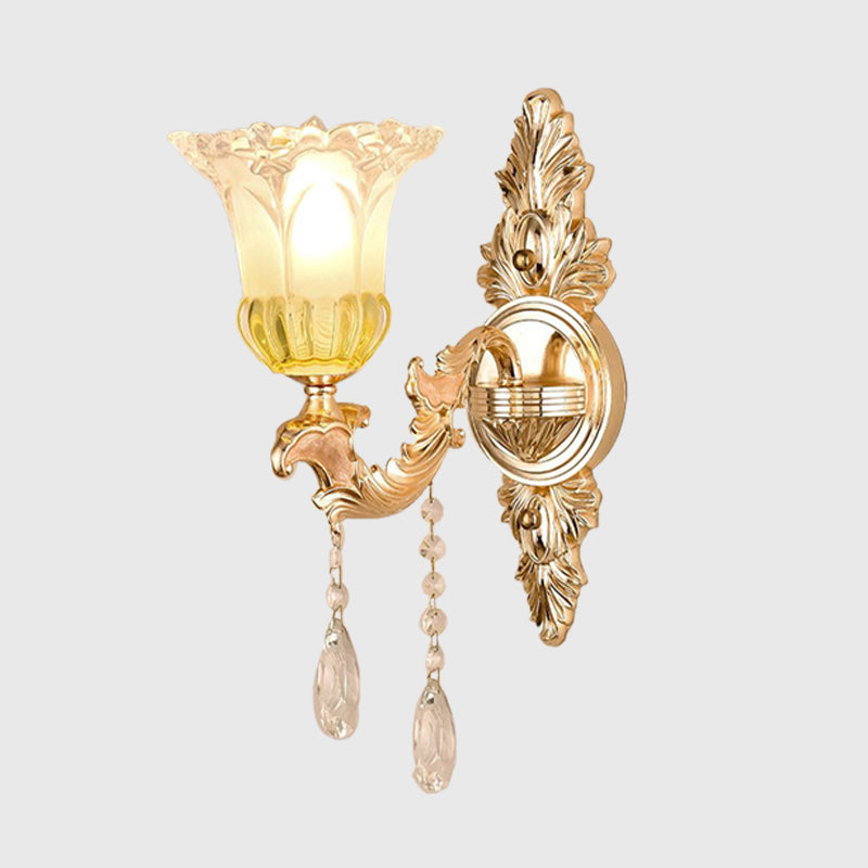 Frendorf | 1/2 Köpfe Frosted Glass Wandlampe Traditionalist Gold Flower Wohnzimmer Wandmontierte Licht mit Kristall Drapierung