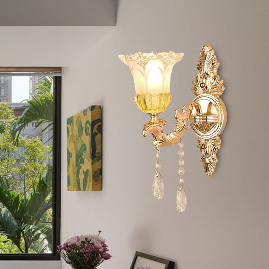 Frendorf | 1/2 Köpfe Frosted Glass Wandlampe Traditionalist Gold Flower Wohnzimmer Wandmontierte Licht mit Kristall Drapierung