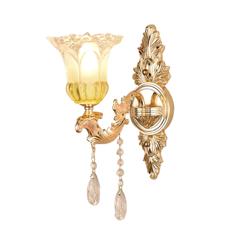 Frendorf | 1/2 Köpfe Frosted Glass Wandlampe Traditionalist Gold Flower Wohnzimmer Wandmontierte Licht mit Kristall Drapierung