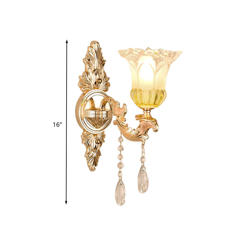 Frendorf | 1/2 Köpfe Frosted Glass Wandlampe Traditionalist Gold Flower Wohnzimmer Wandmontierte Licht mit Kristall Drapierung