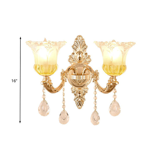 Frendorf | 1/2 Köpfe Frosted Glass Wandlampe Traditionalist Gold Flower Wohnzimmer Wandmontierte Licht mit Kristall Drapierung