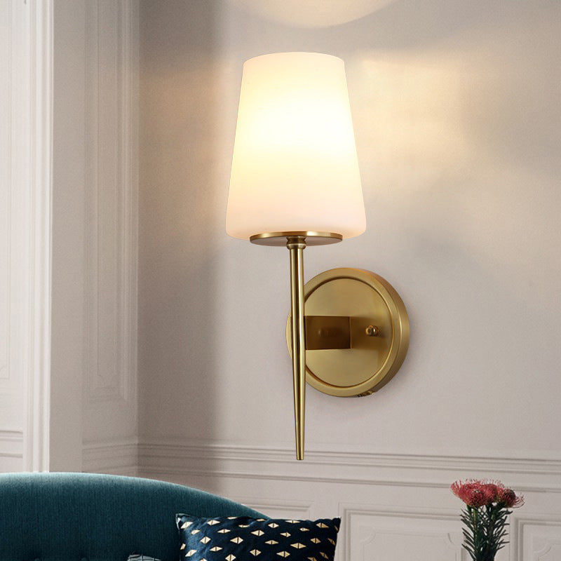 Frendorf | Tapered Wandlamp Modernistisch Opal Glas 1 Gloeilamp Messing Sconcelamp Met Metalen Potloodarm