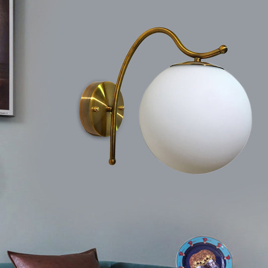 Frendorf | Ball Wandlampe Modern Weiß Glas 1 Kopf Gold Wandleuchte mit Metall gebogenem Arm