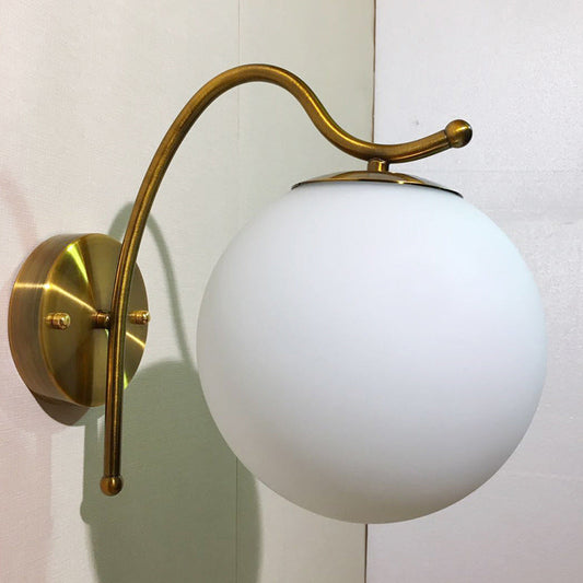 Frendorf | Ball Wandlampe Modern Weiß Glas 1 Kopf Gold Wandleuchte mit Metall gebogenem Arm