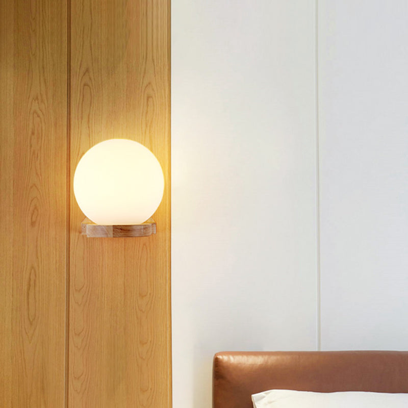 Frendorf | Modernisme 1 Gloeilamp Wandverlichting Houten Sferische Wandlamp met Melkglas Schaduw