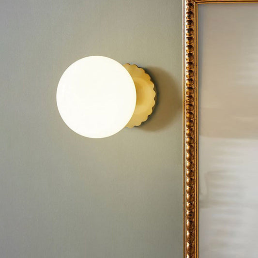 Frendorf | 1 Glühbirne Wohnzimmer Wandleuchte Minimalistische Gold Wandleuchte mit Orb Milchglas Schirm