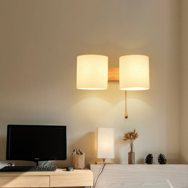 Frendorf | 2 Glühbirnen Schlafzimmer Wandleuchte Asiatisches Holz Wandmontierte Lampe mit Zylindrischem Weißem Glas-Schirm