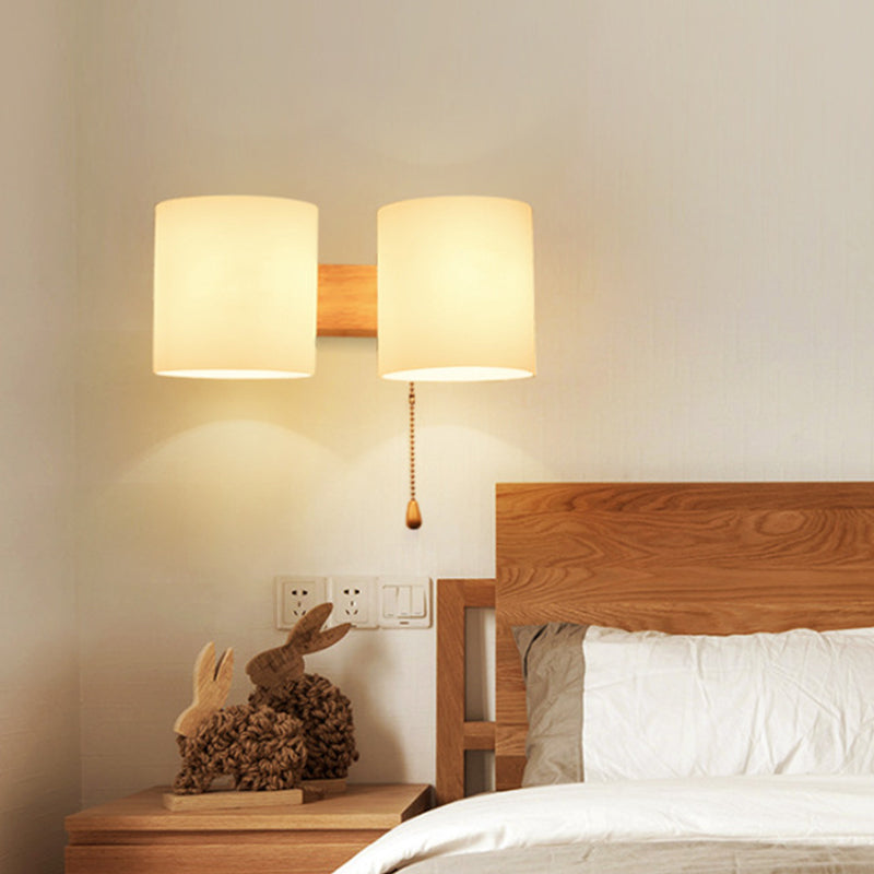 Frendorf | 2 Glühbirnen Schlafzimmer Wandleuchte Asiatisches Holz Wandmontierte Lampe mit Zylindrischem Weißem Glas-Schirm