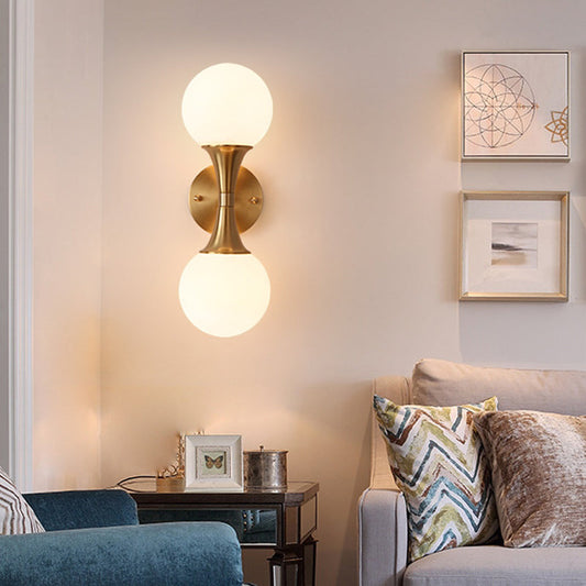Frendorf | 2 Glühbirnen Badezimmer Waschbecken Licht Modernismus Messing Wandmontierte Lampe mit Orb Milchglas-Schirm
