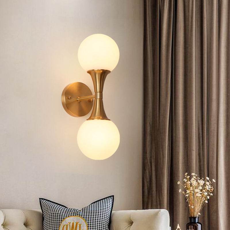 Frendorf | 2 Glühbirnen Badezimmer Waschbecken Licht Modernismus Messing Wandmontierte Lampe mit Orb Milchglas-Schirm