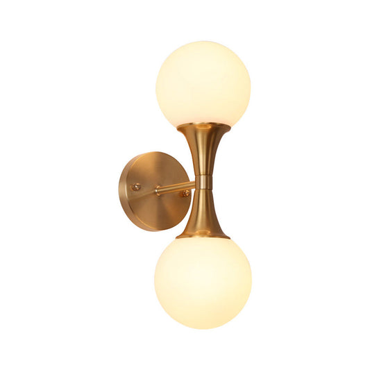 Frendorf | 2 Glühbirnen Badezimmer Waschbecken Licht Modernismus Messing Wandmontierte Lampe mit Orb Milchglas-Schirm