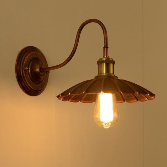 Frendorf | Metall Wandlampe mit gewelltem Rand Antikstil 1-Birne Wetterkupfer Wandlicht mit Gänsehautarm