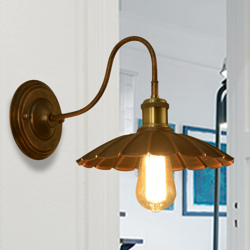 Frendorf | Metall Wandlampe mit gewelltem Rand Antikstil 1-Birne Wetterkupfer Wandlicht mit Gänsehautarm