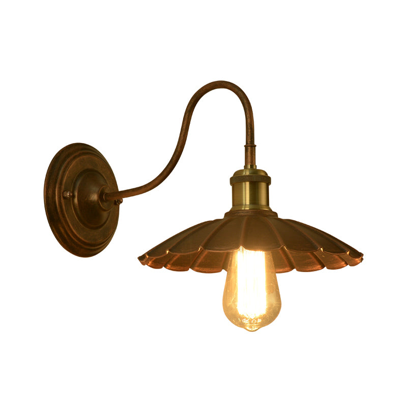 Frendorf | Metall Wandlampe mit gewelltem Rand Antikstil 1-Birne Wetterkupfer Wandlicht mit Gänsehautarm