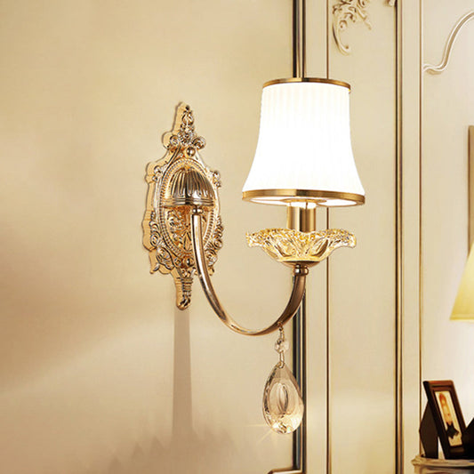 Frendorf | 1/2-Licht Ausladende Wandleuchte Sconce Traditionalismus Messing Satiniertes Weißes Glas Wandleuchtenarmatur mit Kristallverzierung