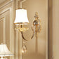 Frendorf | 1/2-Licht Ausladende Wandleuchte Sconce Traditionalismus Messing Satiniertes Weißes Glas Wandleuchtenarmatur mit Kristallverzierung