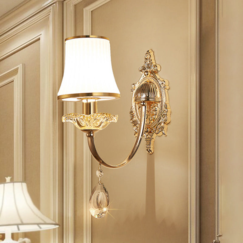 Frendorf | 1/2-Licht Ausladende Wandleuchte Sconce Traditionalismus Messing Satiniertes Weißes Glas Wandleuchtenarmatur mit Kristallverzierung