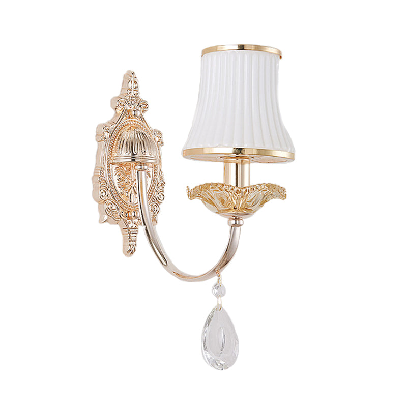Frendorf | 1/2-Licht Ausladende Wandleuchte Sconce Traditionalismus Messing Satiniertes Weißes Glas Wandleuchtenarmatur mit Kristallverzierung