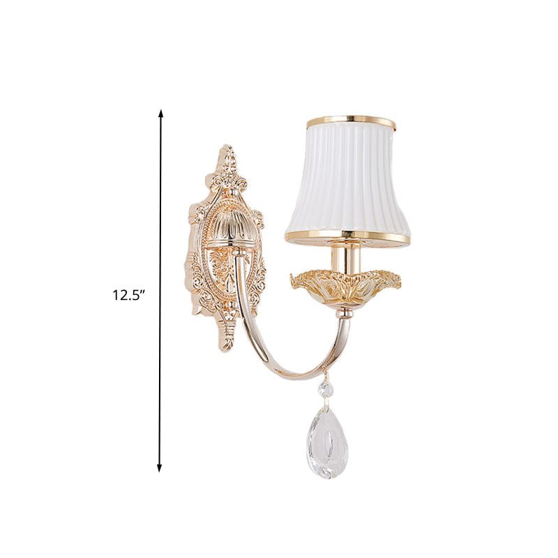 Frendorf | 1/2-Licht Ausladende Wandleuchte Sconce Traditionalismus Messing Satiniertes Weißes Glas Wandleuchtenarmatur mit Kristallverzierung