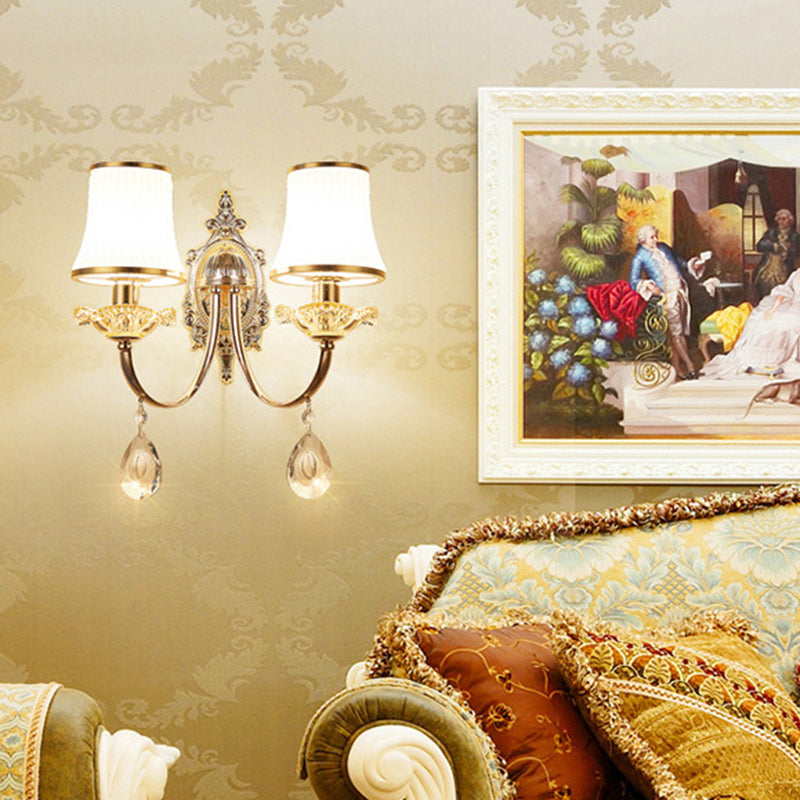 Frendorf | 1/2-Licht Ausladende Wandleuchte Sconce Traditionalismus Messing Satiniertes Weißes Glas Wandleuchtenarmatur mit Kristallverzierung