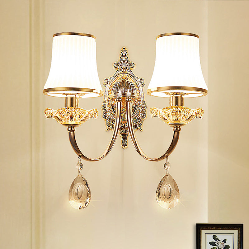 Frendorf | 1/2-Licht Ausladende Wandleuchte Sconce Traditionalismus Messing Satiniertes Weißes Glas Wandleuchtenarmatur mit Kristallverzierung
