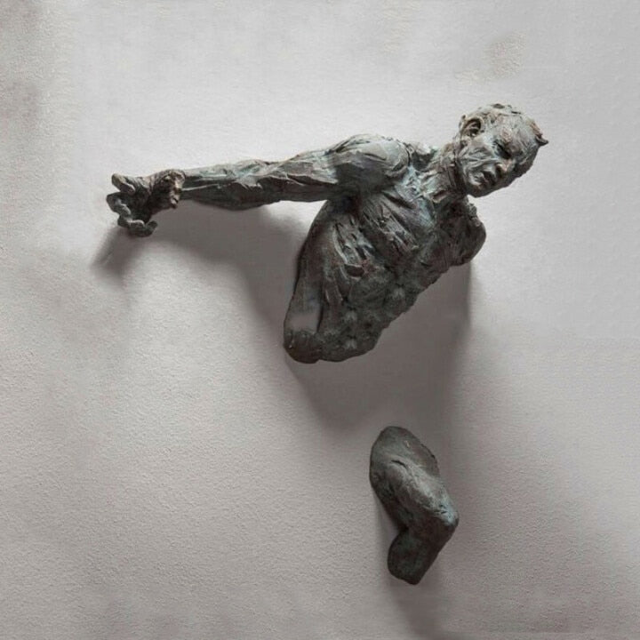 3D Durchwandfigur Skulptur Harz Elektroplattierung Imitation Kupfer abstrakter Kletterer Statue Wohnzimmer Wohnkultur