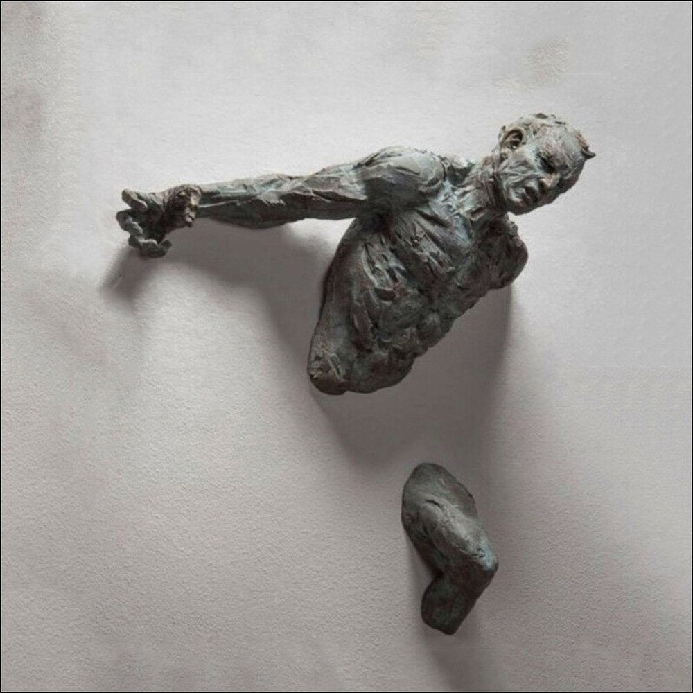 3D Durchwandfigur Skulptur Harz Elektroplattierung Imitation Kupfer abstrakter Kletterer Statue Wohnzimmer Wohnkultur