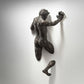 3D Durch Wand Figur Skulptur Harz Elektroplattierung Imitation Kupfer Abstract Kletternder Mann Statue Wohnzimmer Wohnkultur