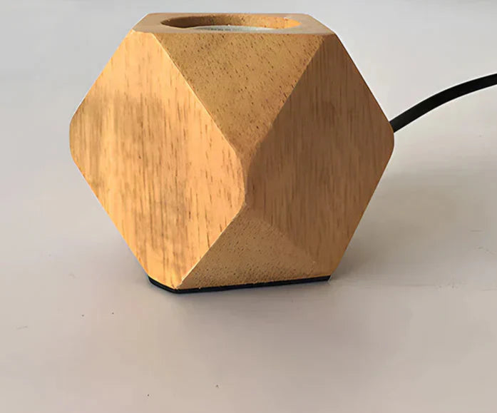 Frendorf | GeoLume – Tischlampe mit facettiertem geometrischem Holzfuß