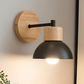 Stylische Wandleuchte aus Holz für ein harmonisches Zuhause