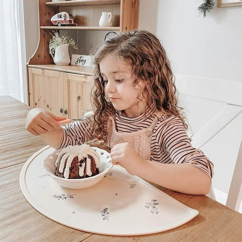 Frendorf | Silikon Platzset für Kinder – Rutschfeste Tischunterlage in Halbmondform