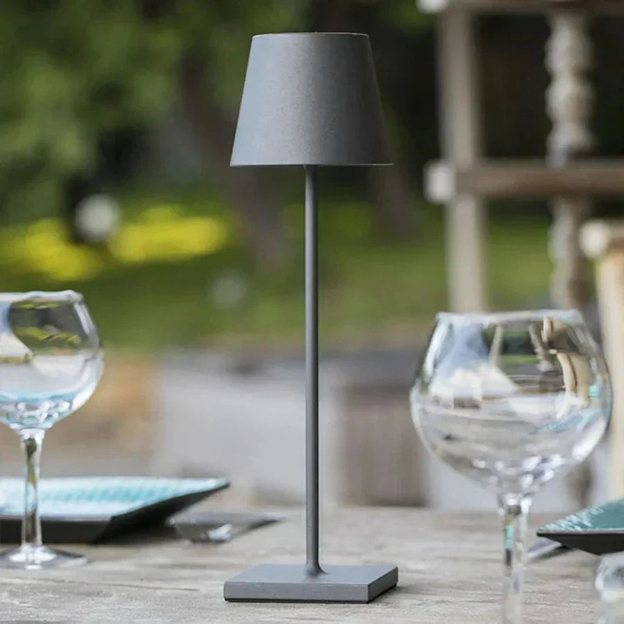Frendorf | LumiLuxe - Elegante Tischlampe mit kabelloser Ladestation