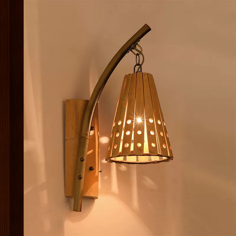 Bamboo konische Schirm Wandbeleuchtung mit hohler Gestaltung Lodge Stil 1-Kopf Holz Wandlampe für Schlafzimmer, links/rechts
