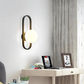 Elegante Wandlampe mit harmonischer Glaskugel und modernem Flair