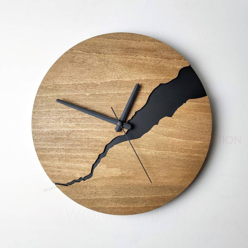 RusticEdge – Einzigartige Wanduhr mit rissiger Holzoberfläche und rustikaler Eleganz