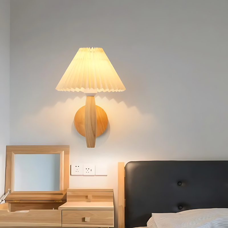 Handgefertigte skandinavische Wandlampe aus hochwertigem Holz