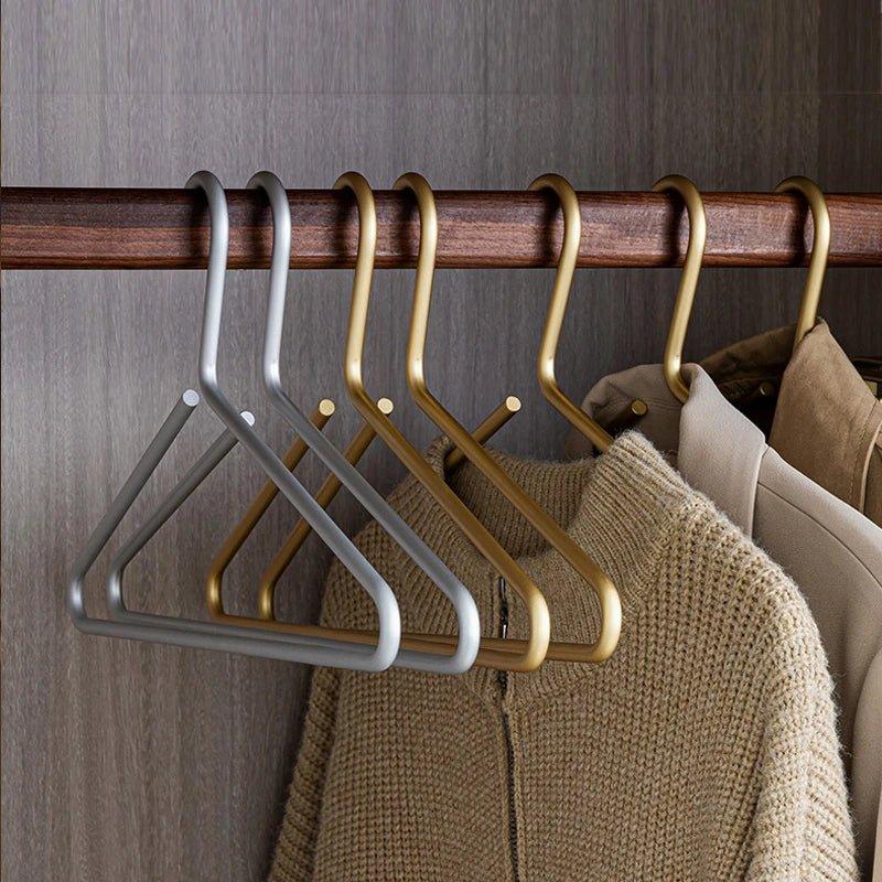 5 Stück Kleiderbügel aus massivem mattem Gold/Silber │ Nahtloser Kleiderschrank-Organizer aus Metall